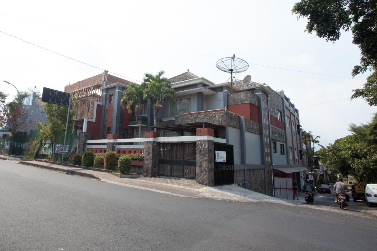 Hotel Reddoorz Near Museum Angkut Batu Batu  Zewnętrze zdjęcie